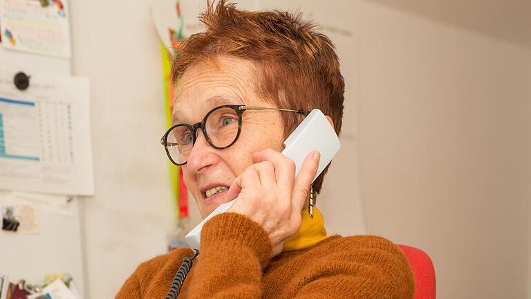 Ruth Belzner sitzt an ihrem Schreibtisch im Würzburger Büro. (Archivbild)