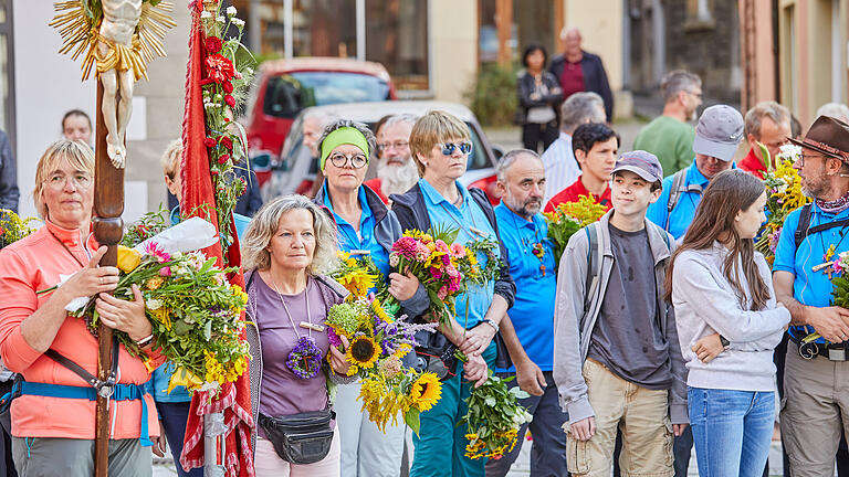 Die Ochsenfurter Kreuzbergwallfahrer kehren zurück. In der Stadt werden sie wie immer von Freunden und Verwandten mit Blumen etc. empfangen.