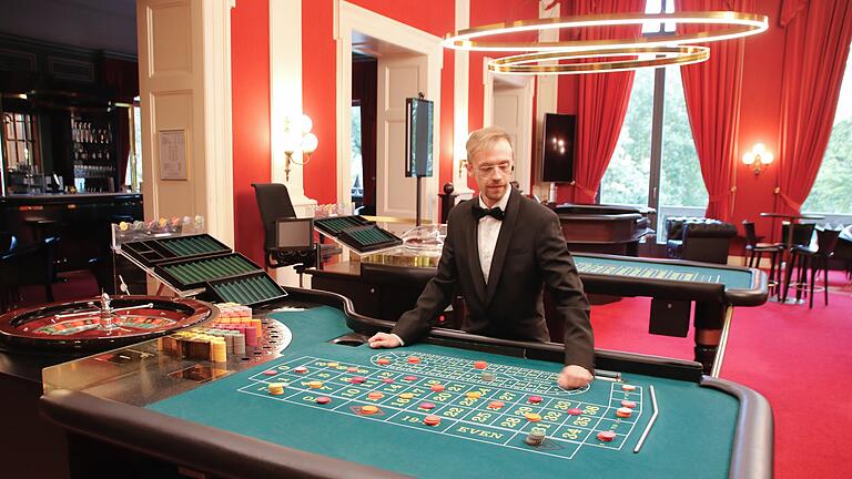 Neuer Croupier in der Spielbank Bad Kissingen - Nick H. arbeitet seit 1. Oktober als Croupier. Neuer Croupier in der Spielbank Bad Kissingen - Nick H. arbeitet seit 1. Oktober als Croupier.