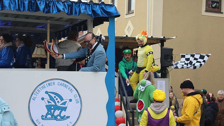 Der Sitzungspräsidentenwagen 'Super Mario' führte den Faschingszug an, gefolgt vom Elferratswagen. Der Sitzungspräsidentenwagen 'Super Mario' führte den Faschingszug an, gefolgt vom Elferratswagen.