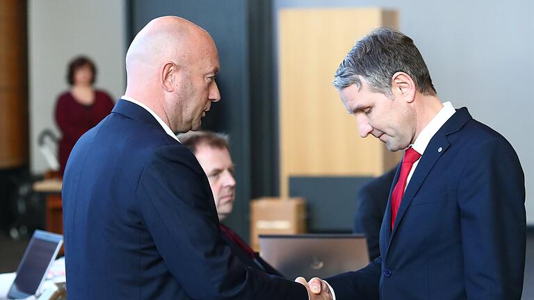 Ministerpräsidentenwahl Thüringen       -  Björn Höcke, AfD Thüringen (rechts) gratuliert dem neuen Ministerpräsidenten Thomas L. Kemmerich (FDP).