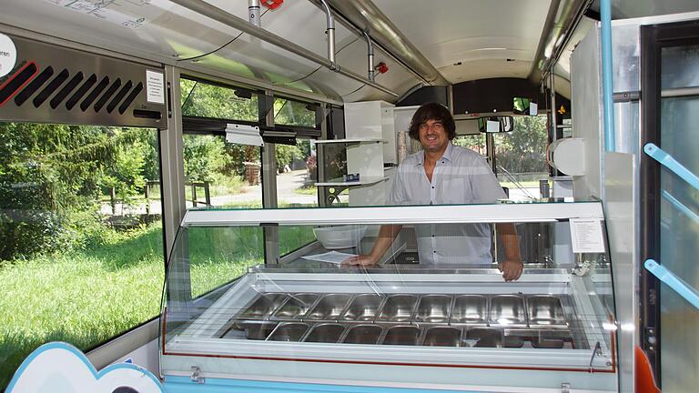 In einigen Wochen schweißtreibender Arbeit hat Marco Bezold aus einem zwölf Meter langen Stadtbus seinen mittlerweile dritten „Eis-Freak“ gemacht. Die Eistheke wird am kommenden Wochenende erstmals bestückt.