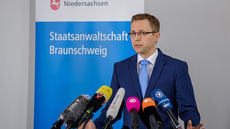 Den Staatsanwalt Hans Christian Wolters nimmt der Verdächtige ins Visier. Er erklärte der Öffentlichkeit mehrfach den Stand der Ermittlungen im Fall Maddie. Den Staatsanwalt Hans Christian Wolters nimmt der Verdächtige ins Visier. Er erklärte der Öffentlichkeit mehrfach den Stand der Ermittlungen im Fall Maddie.