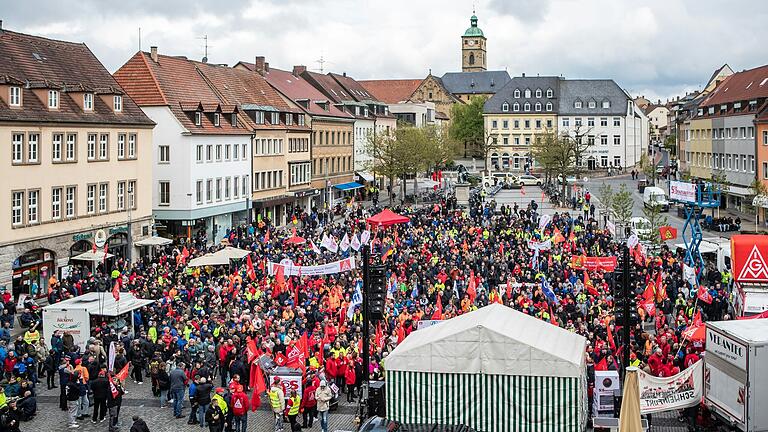 Ein Statement zum Erhalt der industriellen Arbeitsplätze: Rund 5000 Menschen nahmen an der Großkundgebung der IG Metall in Schweinfurt am 18. April teil.