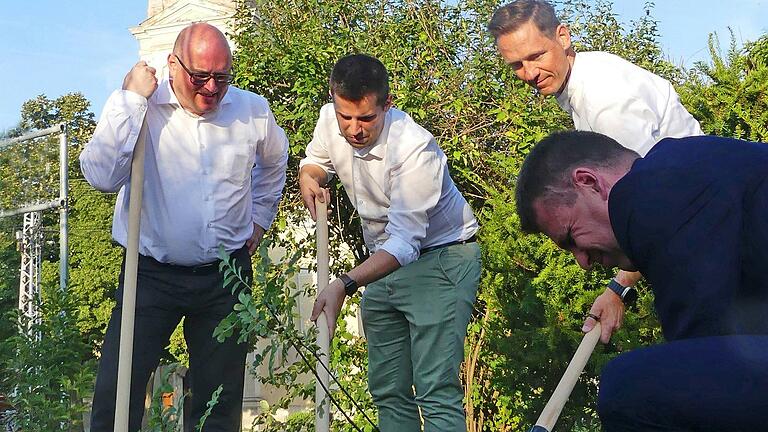 Gemeinsamer Einsatz beim Einpflanzen der Speierlinge, welche die Gerolzhöfer Delegation als Gastgeschenk nach Elek mitbrachte. Gemeinsamer Einsatz beim Einpflanzen der Speierlinge, welche die Gerolzhöfer Delegation als Gastgeschenk nach Elek mitbrachte.
