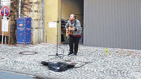Straßenmusiker: Bei der Kirchweih in Höchberg bei Würzburg vor zwei Jahren war Andreas Kümmert vielen Menschen noch völlig unbekannt. Straßenmusiker: Bei der Kirchweih in Höchberg bei Würzburg vor zwei Jahren war Andreas Kümmert vielen Menschen noch völlig unbekannt.