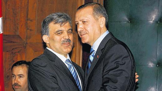 Die Zeiten ändern sich: 2007 waren Abdullah Gül (links) und Recep Tayyip Erdogan (rechts) noch enge Weggefährten. Heute fühlt sich der scheidende türkische Präsident Gül von seinem Nachfolger und Parteifreund Erdogan ausgebootet.