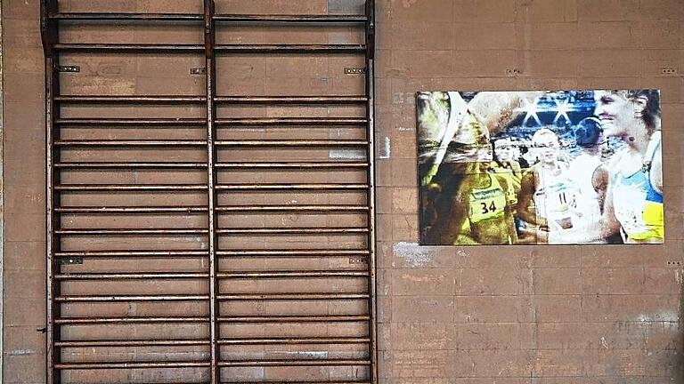 Viele Gebäude des ehemaligen olympischen Dorfes in der Nähe von Berlin sind längst verfallen, die meisten Unterkünfte der Sportler wurden für Baumaterial abgerissen. Die Turnhalle aber steht noch. Neben der Sprossenwand hing während einer Ausstellung der Berliner Gegenwarts-Künstlerin Eleonore Straub ein Bild aus einer Serie über die Olympischen Spiele in Peking 2008.