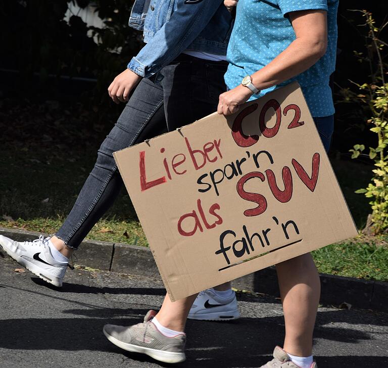 Rund 600 Leute - junge, mittelalte und alte - demonstrierten am Freitag in Lohr für mehr Klimaschutz. Unser Foto entstand am Treffpunkt vor dem Fischertor. Rund 600 Leute - junge, mittelalte und alte - demonstrierten am Freitag in Lohr für mehr Klimaschutz. Unser Foto entstand am Treffpunkt vor dem Fischertor.