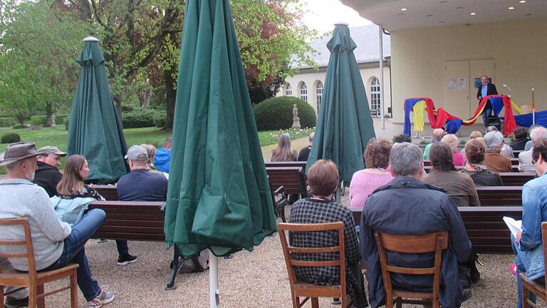 Etwa 60 Besucher kamen zum ersten Live im Kurpark. Etwa 60 Besucher kamen zum ersten Live im Kurpark.