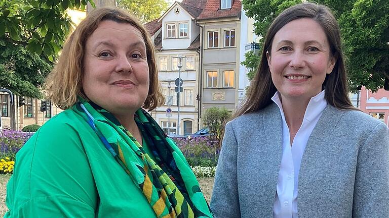 Kulturreferentin Ulrike Siebenhaar (links) freut sich auf die Zusammenarbeit mit Simona von Eyb, der neuen Leiterin des 'Zentrums Welterbe Bamberg'.