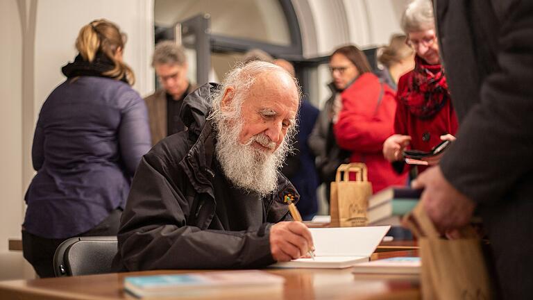 Anselm Grün signierte nach seinem Vortrag Bücher und stand für Fotos bereit.