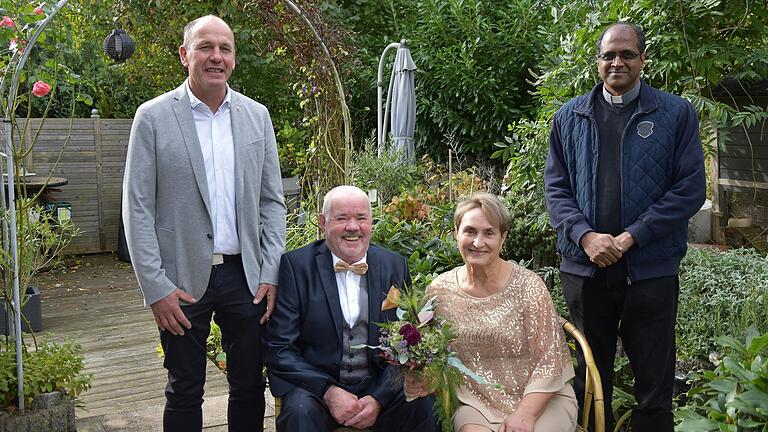 Zur Goldenen Hochzeit von Ludmilla und Andreas Laukart gratulierten auch Haßfurts Dritter Bürgermeister Berthold Albert (links) und Pater Joseph Maliekel.