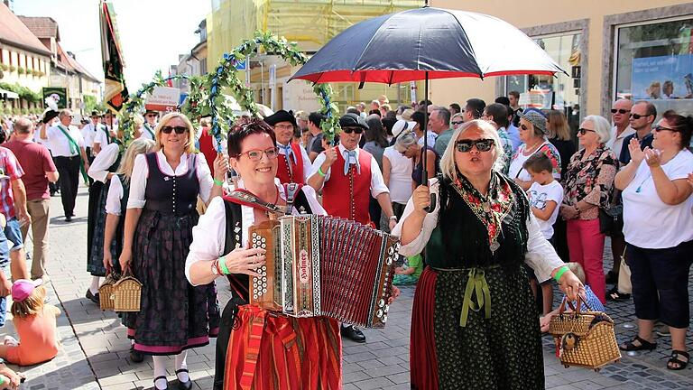 Bei strahlendem Sonnenschein schlängelte sich beim 70. Jubiläum 2018 der Jubiläumsfestzug der Volkacher Winzer durch die Straßen der Stadt. Bei strahlendem Sonnenschein schlängelte sich beim 70. Jubiläum 2018 der Jubiläumsfestzug der Volkacher Winzer durch die Straßen der Stadt. 