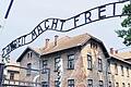 Der Eingang zum Lager Auschwitz-Birkenau mit der Inschrift &bdquo;Arbeit macht frei&ldquo;.