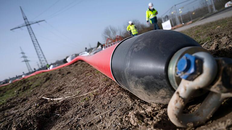 In Baden-Württemberg sind die Bauarbeiten für SuedLink schon im Gange. In der Nähe des Umspannwerks Großgartach wird ein Leerrohr für die geplante Stromautobahn verlegt. Seit vergangenem Sommer baut der Netzbetreiber TransnetBW hier die Infrastruktur für den aus Brunsbüttel kommenden Suedlink-Endpunkt auf. In Baden-Württemberg sind die Bauarbeiten für SuedLink schon im Gange. In der Nähe des Umspannwerks Großgartach wird ein Leerrohr für die geplante Stromautobahn verlegt. Seit vergangenem Sommer baut der Netzbetreiber TransnetBW hier die Infrastruktur für den aus Brunsbüttel kommenden Suedlink-Endpunkt auf.