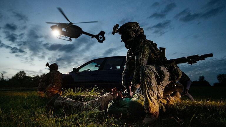 Soldaten des Kommando Spezialkräfte (KSK) der Bundeswehr demonstrieren während eines Videodrehs zum Tag der Bundeswehr die Überwältigung einer Zielperson aus einem Auto. (Symbolbild)