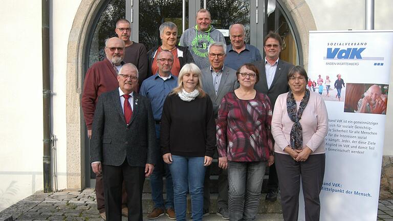 Die Wahlen gingen zügig und harmonisch über die Bühne. Im Bild der neue Vorstand (erste Reihe von links): Reiner Schenk, Claudia Hünerberg, Agnes Reusch, Kornelia Schenk. (Zweite Reihe von links): Stefan Blassauer, Harald Wolf, Reinhold Adelmann, Jürgen Hofmann. (Dritte Reihe von links): Jens Hünerberg, Thomas Brocher, Kilian Barthel, Reinhold Segeritz. Die Wahlen gingen zügig und harmonisch über die Bühne. Im Bild der neue Vorstand (erste Reihe von links): Reiner Schenk, Claudia Hünerberg, Agnes Reusch, Kornelia Schenk. (Zweite Reihe von links): Stefan Blassauer, Harald Wolf, Reinhold Adelmann, Jürgen Hofmann. (Dritte Reihe von links): Jens Hünerberg, Thomas Brocher, Kilian Barthel, Reinhold Segeritz.