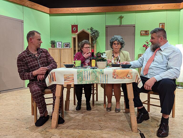 In der Oberelsbacher Elstalhalle glänzte die Theatergruppe Rhöngeist dem Stück 'Miä wie Sex brocht's ollemohl!'. Das Bild zeigt die Familie beim Essen der Kartoffelsuppe von Nicki, die nicht jedermanns Sache war. In der Oberelsbacher Elstalhalle glänzte die Theatergruppe Rhöngeist dem Stück 'Miä wie Sex brocht's ollemohl!'. Das Bild zeigt die Familie beim Essen der Kartoffelsuppe von Nicki, die nicht jedermanns Sache war.