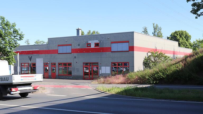 Auch die seit Herbst 2020 leerstehende ATU-Filiale an der B8 in Kitzingen war als Standort für die neue BRK-Rettungswache im Gespräch. Auch die seit Herbst 2020 leerstehende ATU-Filiale an der B8 in Kitzingen war als Standort für die neue BRK-Rettungswache im Gespräch.