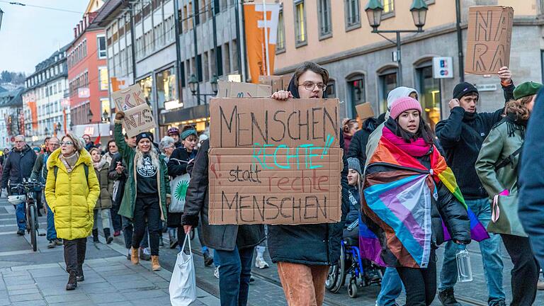 In Würzburg folgten diese Woche bereits über 2000 Menschen am Dienstagnachmittag dem Demonstrations-Aufruf unter dem Motto 'Nie wieder ist jetzt.' In Würzburg folgten diese Woche bereits über 2000 Menschen am Dienstagnachmittag dem Demonstrations-Aufruf unter dem Motto 'Nie wieder ist jetzt.'