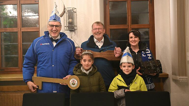 Bürgermeister Michael Röhm wurde zuvor von Prinz Ralf I. und Prinzessin Stephanie I. sowie dem Kinderprinzenpaar Jonathan I. und Emilia I. festgenommen.