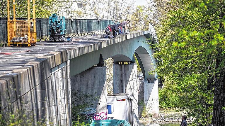 Aufwändige Baustelle: Der Kneipp-Steg zwischen Sanderau und Steinbachtal bekommt ein neues Geländer und einen neuen Belag.