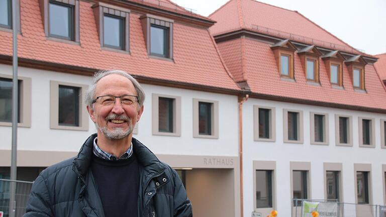 Der Euerdorfer Bürgermeister Peter Bergel freut sich, dass er in der dritten Januar-Woche ins neue Rathaus umziehen kann. Foto: Ralf Ruppert       -  Der Euerdorfer Bürgermeister Peter Bergel freut sich, dass er in der dritten Januar-Woche ins neue Rathaus umziehen kann. Foto: Ralf Ruppert