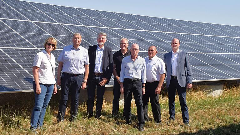 Die Solarparks 'Rossgraben' und 'Fuchsloch' sind nun offiziell in Betrieb genommen worden. Das Bild zeigt (von links) die Kreis-Klimaschutzmanagerin Anke Hormel, Robert Finster, Rainer Kleedörfer, Jochen Link, Harald Kopp, Rainer Ott und Norman Villnow.