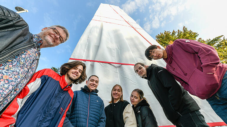 Ein Teil der Seminarschüler und -schülerinnen des Johann-Schöner-Gymnasiums vor dem Kunstwerk in der Karlstadter Siedlung (von links): Lehrer Jochen Diel zusammen mit Bruno Stöhr, Timo Kühl, Sanna Keller, Mara Illek, Florian Ruck und Christoph Jaiuea.