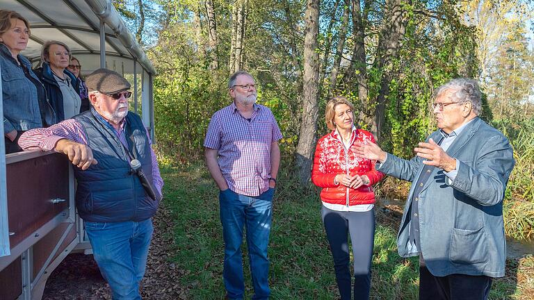 'Naturschutz sichert Zukunft', sagt Huber Weiger, Ehrenvorsitzender vom Bund Naturschutz in Bayern, bei der Exkursion in die Schwebheimer Flur mit (von rechts) der Bundestagsabgeordneten Anja Weisgerber, dem Vorsitzenden der Bund-Naturschutz-Kreisgruppe Schweinfurt, Edo Günther, und Altbürgermeister Hans Fischer. 'Naturschutz sichert Zukunft', sagt Huber Weiger, Ehrenvorsitzender vom Bund Naturschutz in Bayern, bei der Exkursion in die Schwebheimer Flur mit (von rechts) der Bundestagsabgeordneten Anja Weisgerber, dem Vorsitzenden der Bund-Naturschutz-Kreisgruppe Schweinfurt, Edo Günther, und Altbürgermeister Hans Fischer.