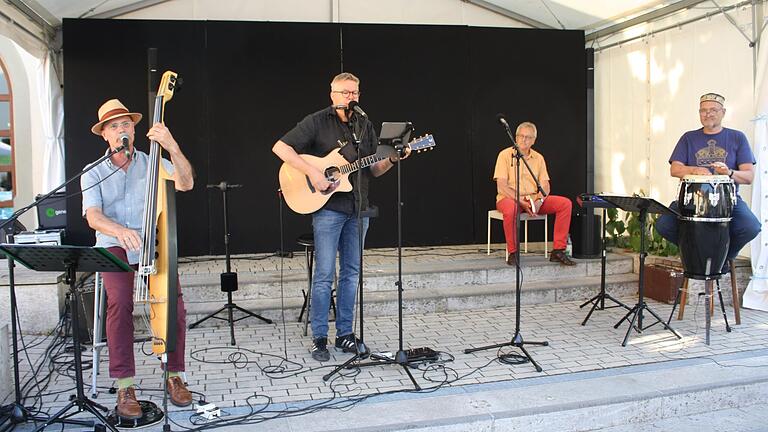 'Dylan auf Fränkisch': Helmut Haberkamm und das Duo Hausmacher musizierten nach der Eröffnung 26.Bergrheinfelder Kulturwoche im Zehnthof.