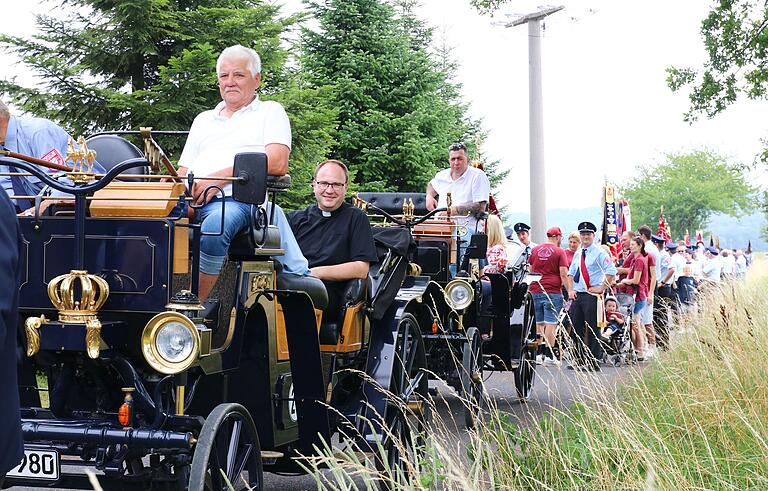 Auch zwei Aaglander Motorkutschen waren beim großen Umzug dabei.