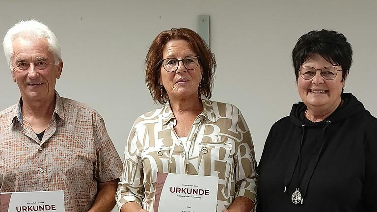 Im Bild von links: 2. Vorsitzender Erich Mölter, 1. Vorsitzende Elke Back und Sängergruppenvorsitzende Andrea Suckfüll. Im Bild von links: 2. Vorsitzender Erich Mölter, 1. Vorsitzende Elke Back und Sängergruppenvorsitzende Andrea Suckfüll.