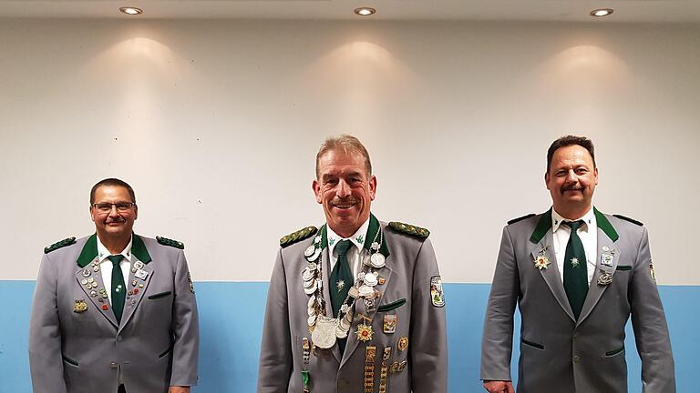 Das neue Königshaus in Reiterswiesen: (v. l.) 1. Ritter Burkhard Voll, Schützenkönig Arno Röder, 2. Ritter Andreas Schmitt. Matthias Meder       -  Das neue Königshaus in Reiterswiesen: (v. l.) 1. Ritter Burkhard Voll, Schützenkönig Arno Röder, 2. Ritter Andreas Schmitt. Matthias Meder