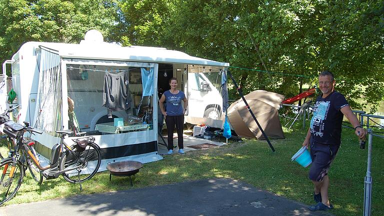 Silke und Ingo aus Remscheid gefällt es auf dem Campingplatz in Bad Kissingen sehr gut. Sie sind zum zweiten Mal hier und haben schon Burgen und das Kloster Aura erradelt.