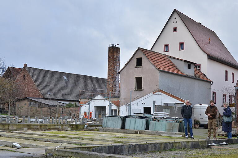 Das helle, im Ort eingebundene Grundstück wäre ideal für das Wohnprojekt. Im Hintergund rechts: Die Zehntscheune hinter der Grundstücksgrenze. Das helle, im Ort eingebundene Grundstück wäre ideal für das Wohnprojekt. Im Hintergund rechts: Die Zehntscheune hinter der Grundstücksgrenze.