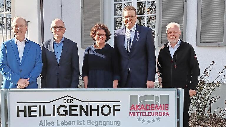 Vertriebenenbeauftragte Petra Loibl, MdL, mit Bildungsmanager Ulrich Rümenapp, Schatzmeister Robert Wild, Stiftungsdirektor Steffen Hörtler und Studienleiter Gustav Binder (von links) vor dem Heiligenhof       -  Vertriebenenbeauftragte Petra Loibl, MdL, mit Bildungsmanager Ulrich Rümenapp, Schatzmeister Robert Wild, Stiftungsdirektor Steffen Hörtler und Studienleiter Gustav Binder (von links) vor dem Heiligenhof