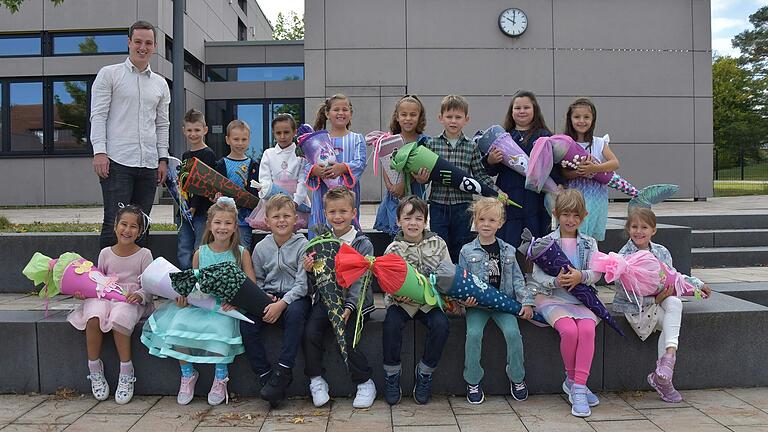 In der Klasse 1c an der Grundschule der Dreiberg-Schule in Knetzgau haben 16 Kinder einen neuen Lebensabschnitt begonnen. Klassenlehrer Jonas Heidenreich unterrichtet zehn Mädchen und sechs Jungen.