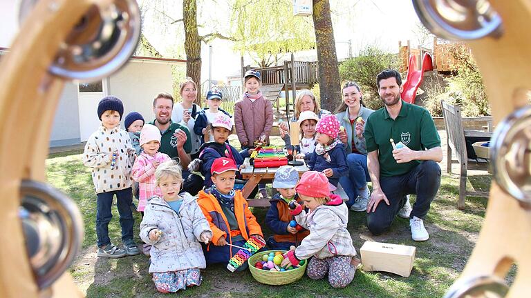 Es liegt Musik und Freude in der Luft. Die Verantwortlichen der Blaskapelle Stadelschwarzach freuen sich, dass ihre Spende für neue Musikinstrumente bei den Stadelschwarzacher Kindergartenkindern samt Erzieherinnen-Team super ankommt – ab sofort wird es musikalisch. (v.l.) Tobias Gerlach, Karoline Hofmann, Barbara Sauer, Anna Völk, Sebastian Königer.