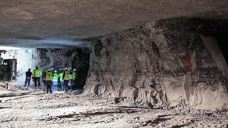 Unterirdisches Labyrinth: Der Gemeinderat Waldbrunn (Lkr. Würzburg) bekam in der Grube Hüttenheim einen Einblick in den Bergbau.