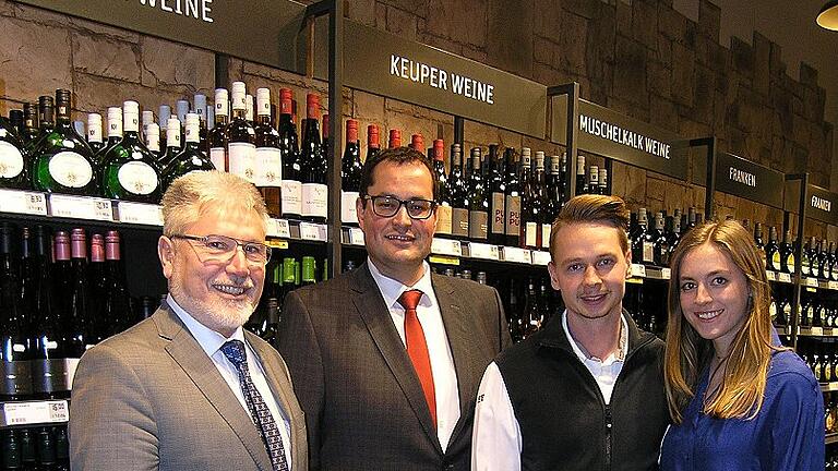 Der neue Rewe-Markt in Iphofen ist eröffnet. Darüber freuen sich (von links) Iphofens Bürgermeister Josef Mend, Rewe-Vertriebsleiter Stefan Müller, Marktleiter Sascha Horn und seine Partnerin Selina Wirsching.