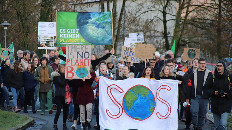 Zur zweiten Friday-For-Futur-Demonstration in Lohr zogen rund 250 Menschen von der Stadthalle durch die Fußgängerzone zur Abschlusskundgebung in der Anlage.