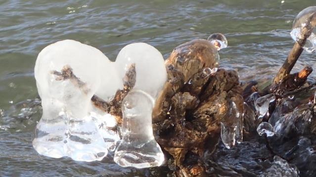 Eine Hommage an den Valentinstag? - Einzigartige Eisformationen gab es in der Sinn im Staatsbad Bad Brückenau zu bestaunen. Foto: Claudia Körber - Eine Hommage an den Valentinstag? - Einzigartige Eisformationen gab es in der Sinn im Staatsbad Bad Brückenau zu bestaunen. Foto: Claudia Körber Eine Hommage an den Valentinstag? - Einzigartige Eisformationen gab es in der Sinn im Staatsbad Bad Brückenau zu bestaunen. Foto: Claudia Körber - Eine Hommage an den Valentinstag? - Einzigartige Eisformationen gab es in der Sinn im Staatsbad Bad Brückenau zu bestaunen. Foto: Claudia Körber