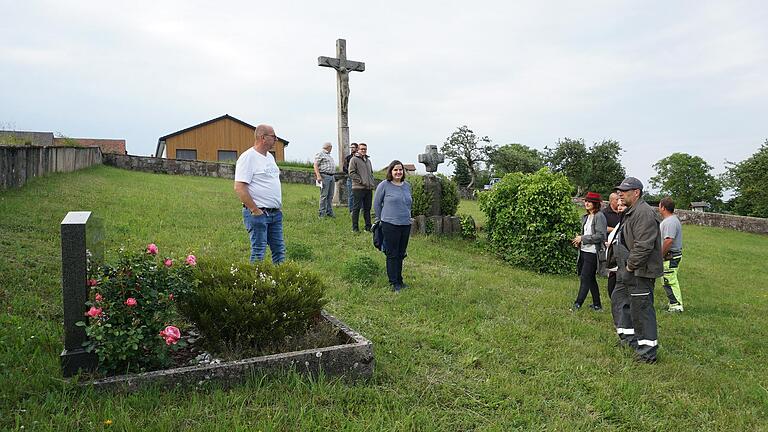 Was soll aus dem alten Friedhof in Langenleiten werden? Bürgermeisterin Sonja  Reubelt und die Gemeinderäte haben sich vor einiger Zeit vor Ort umgeschaut. Jetzt sollen die Bürgerinnen und Bürger in einer Umfrage ihre Ideen und Vorstellungen an die Gemeinde herantragen.