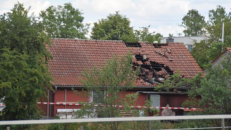 Im Abtswinder Sportheim brannte am Sonntag der Dachstuhl. Die Ursache ist noch unklar, die Kripo ermittelt.