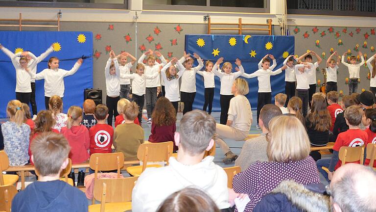 Die Sportgruppe der Klassen 3b und 4 beim Tanz zu 'Es schneit'.