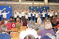 Die Sportgruppe der Klassen 3b und 4 beim Tanz zu 'Es schneit'.