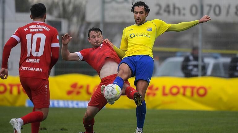 Mit Haken und Ösen kämpften die Würzburger Kickers (links Peter Kurzweg) und der FC Pipinsried (rechts Kevin Gutia) ein ums andere Mal um den Ball.