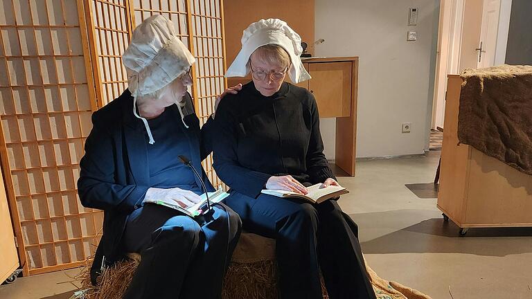 Petra Hohenberger (links) und Martina Angebrand, lesen eindrucksvoll von der Situation im Kerker. Petra Hohenberger (links) und Martina Angebrand, lesen eindrucksvoll von der Situation im Kerker.